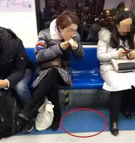“地铁凤爪女”上海屡次犯事没被罚却在北京被拘留