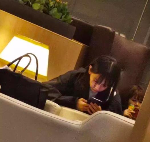 机场偶遇Baby，素颜大口吃面，网友：素颜和妆后差太多