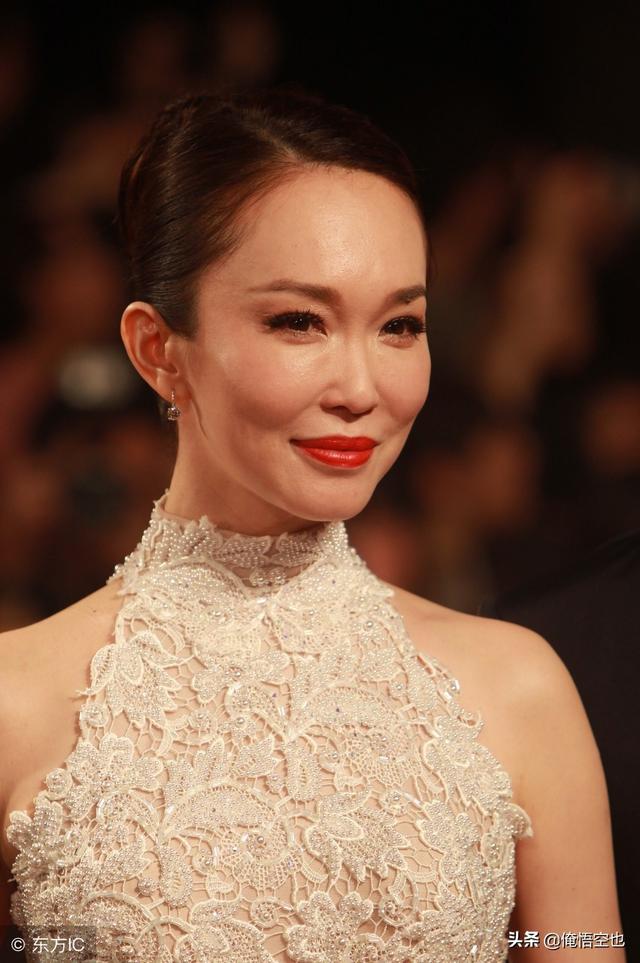范文芳是个全方位发展的多栖艺人，是新加坡演艺圈“阿姐”级人物