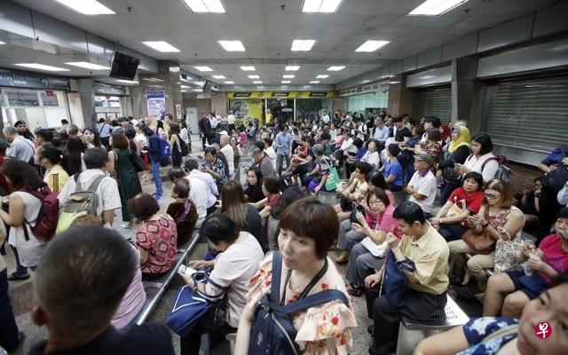 回家不易！马来西亚也“春运” 民众等逾两小时抢买火车票