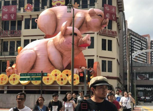 新加坡唐人街的猪年装饰，让人一言难尽，网友：应该放在屠宰场！