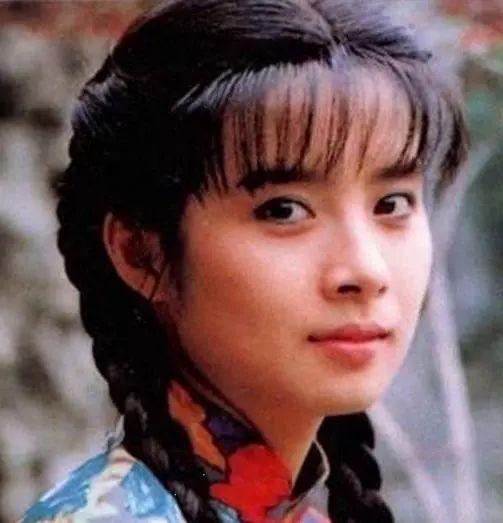 琼瑶的最美白玫瑰，曾经风华绝代的她，息影多年仍淡雅清丽