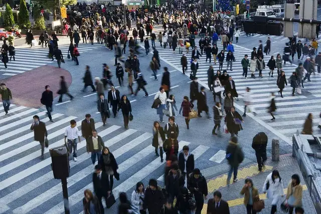 新加坡是如何做到不拥挤，不堵车，人人有房的？