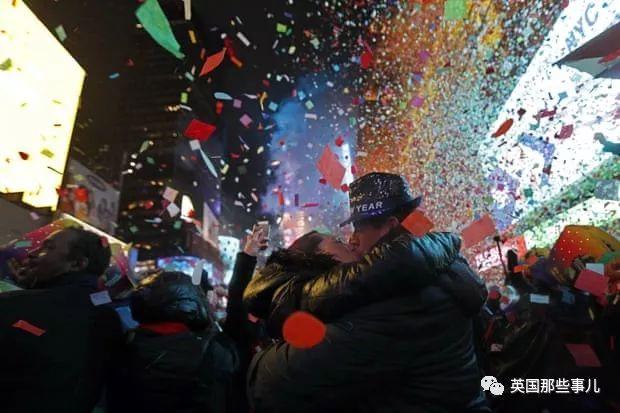 终于，全世界都来到了2019年！英国人民还是那么死不怕冷啊！