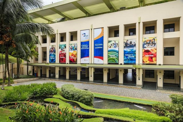 用一个字形容新加坡的老师们：苦