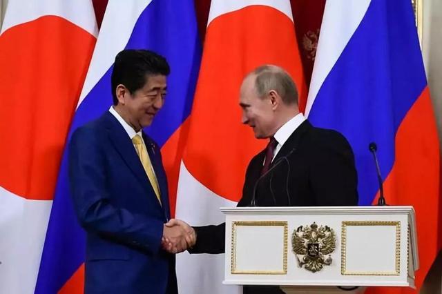 第25次安倍追着普京“要岛”，结果扑了个空