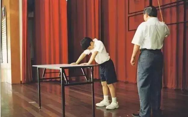新加坡老师教训学生视频曝光！引发热议：熊孩子到底该不该打？