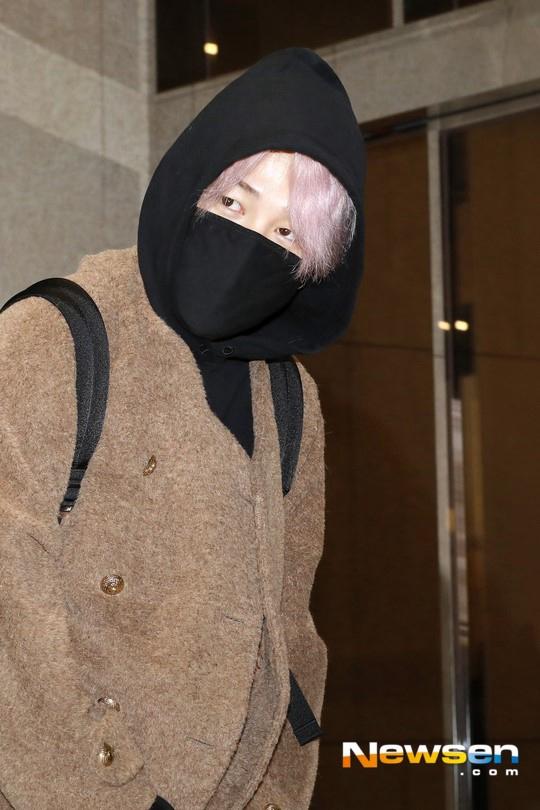 防弹少年团结束海外公演飞抵韩国 田柾国热情招呼粉丝 金泰亨伸双手施展“魔法”