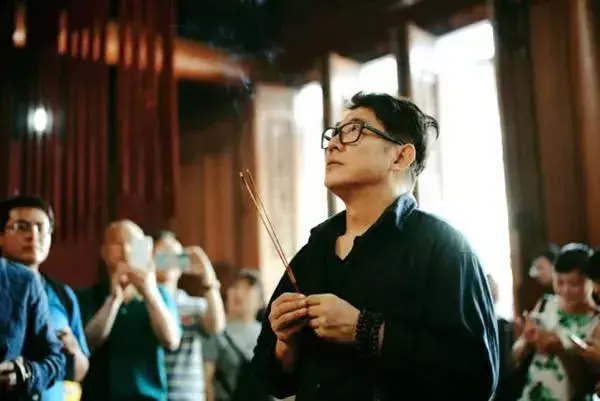 李连杰的新加坡籍女儿频频出镜，长发飘飘靓丽迷人