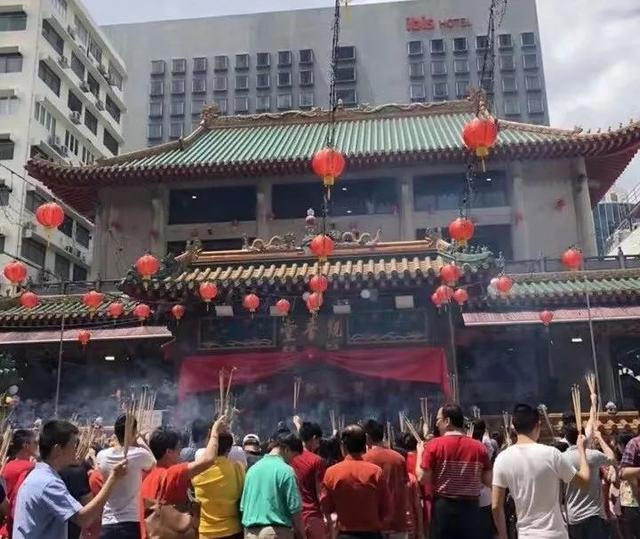 万人除夕挤爆新加坡佛庙，只为那炷春节的第一支香