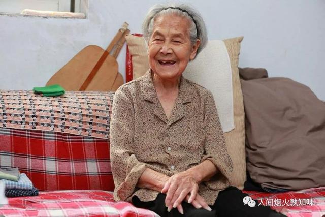 上海百岁老人李娅七乐观开朗靠双手养活自己，长寿可能跟单身有关