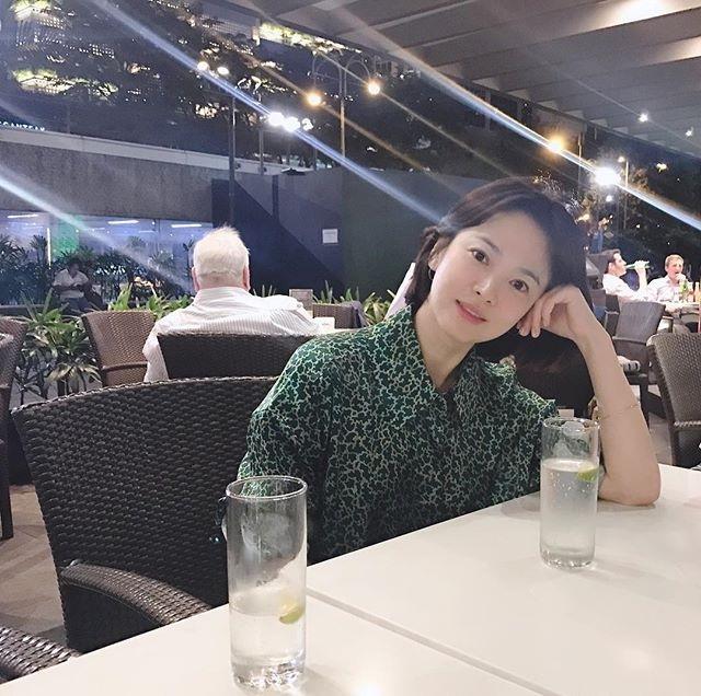 双宋否认离婚传闻 乔妹新加坡托腮甜笑