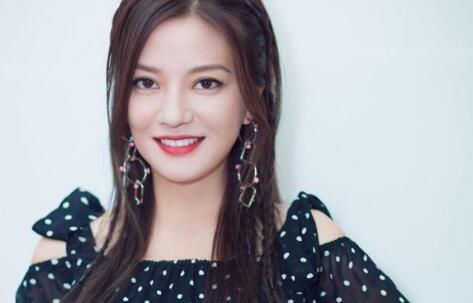 赵薇移居新加坡？看完护照和国籍后，他们都沉默了！