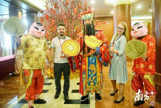 16国友人受邀广州过大年，巴黎老船长40年后再看羊城惊叹连连