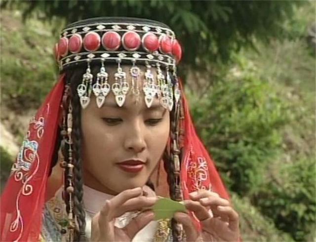 《塞外奇侠》首播23周年，你还记得剧中3位“白发魔女”吗？