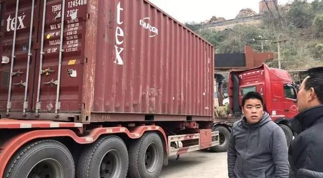 大巴山黑土地里盛产的黑疙瘩，欧美人很亲睐，还用集装箱拉！