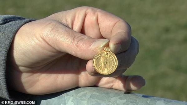 英国女子发现1500年前黄金吊坠 以为是巧克力