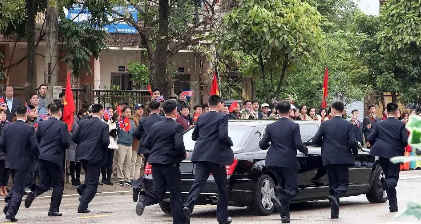 19岁的她，被选中向金正恩献花！见面时金正恩的一个举动令她惊讶又幸福