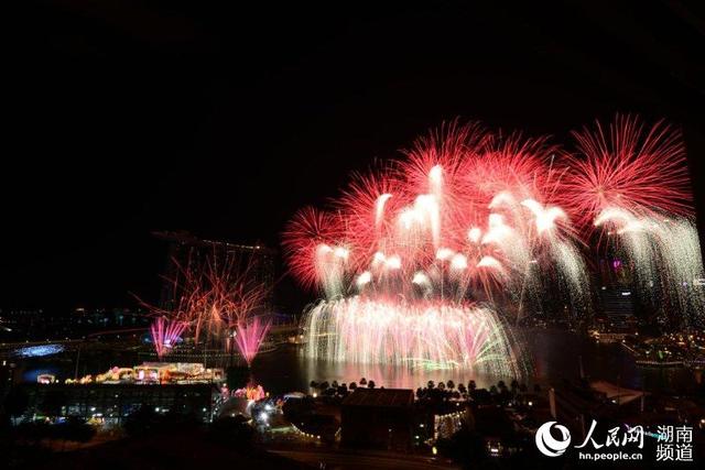 浏阳艺术焰火助兴“春到河畔” 庆祝新加坡开埠200周年