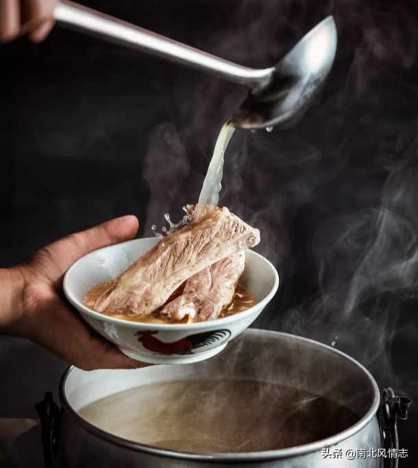 韩寒在新加坡吃肉骨茶？你知道肉骨茶还分派系吗？