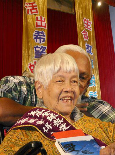 新加坡国宝许哲女士亲身诠释什么是真正的贵气