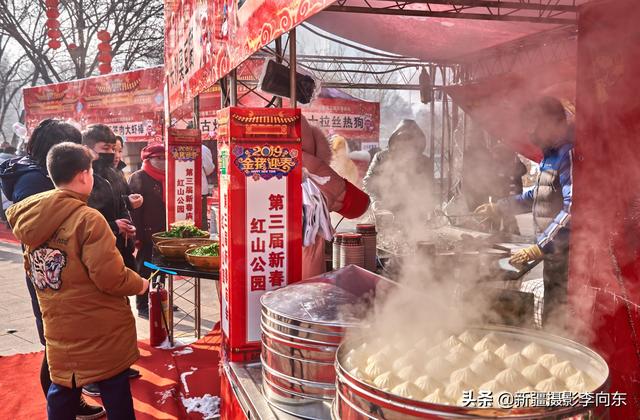 大年初一乌鲁木齐红山公园赶庙会