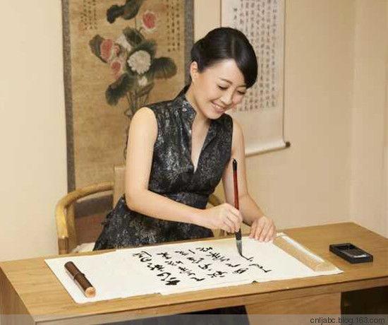 方放的书法作品欣赏，到底是人美还是书法美？