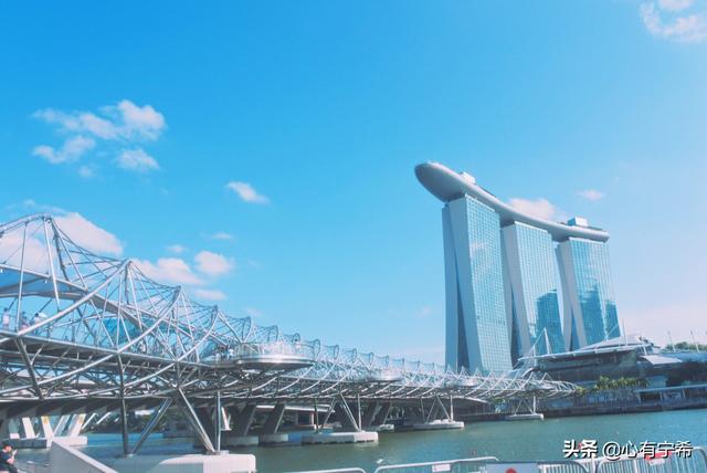 不必花高价住金沙酒店，这里就可以看到最美的新加坡