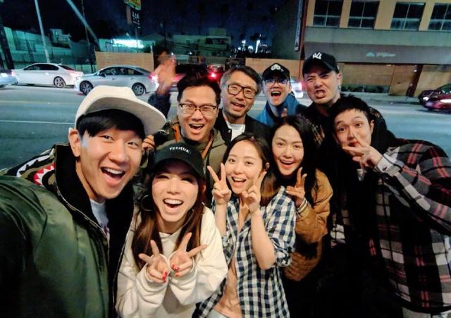 林俊杰出差美国偶遇三位天后，街头按摩享受其中，JJ的表情成亮点