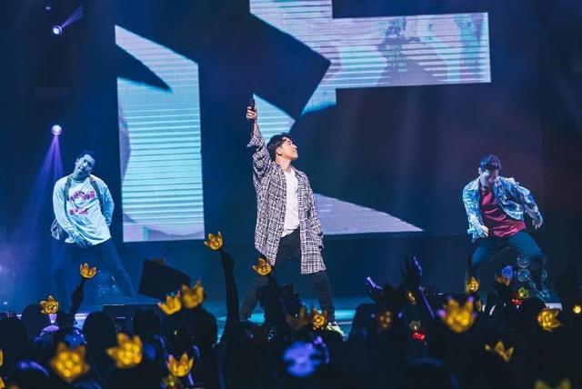 「BigBang」「新闻」190224 舞台上的李胜利最帅气了！新加坡演唱会现场照公开