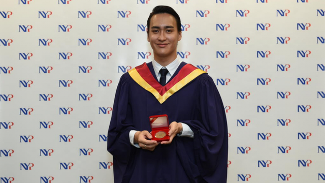 16岁考砸N水准弃学，如今从新加坡南洋理工学院以优等生正式毕业