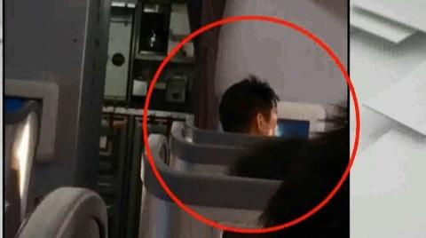 台湾男艺人飞机上喝酒闹事 骚扰空姐 下机被新加坡警方带走