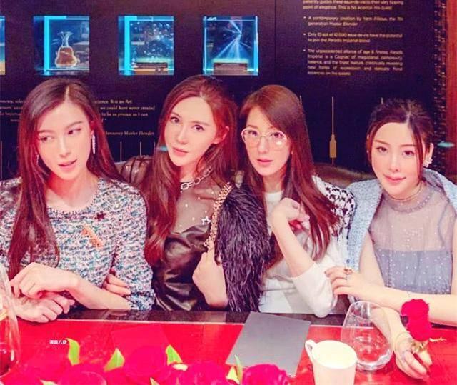 方媛挺孕肚与闺蜜聚会，四个姐妹“一张脸”，天下网红真假难辨？