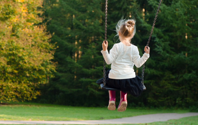 面对好动的幼儿，新加坡的老师是如何通过环境来引导学习的？