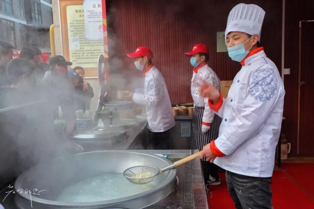西安最火爆的地儿，居然藏着三条美食街，感觉可以吃遍全球啊！