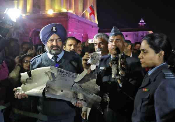 巴基斯坦临时关闭空域，中国出手相助外航绕飞