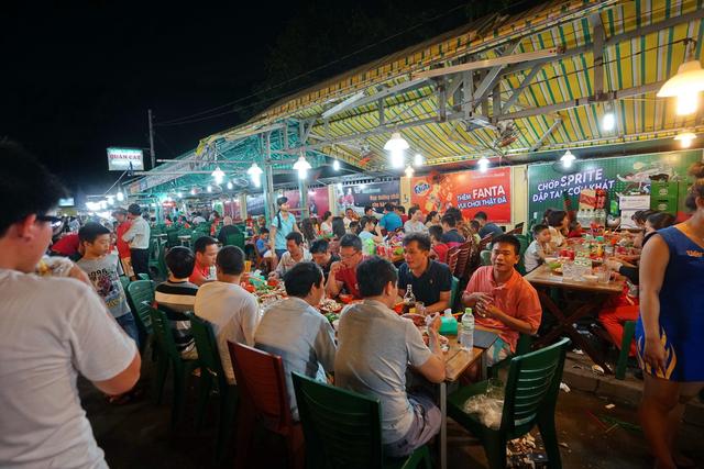 富国岛遇新加坡人，被两吃货带去逛夜市，见识最简单粗暴海鲜烧烤