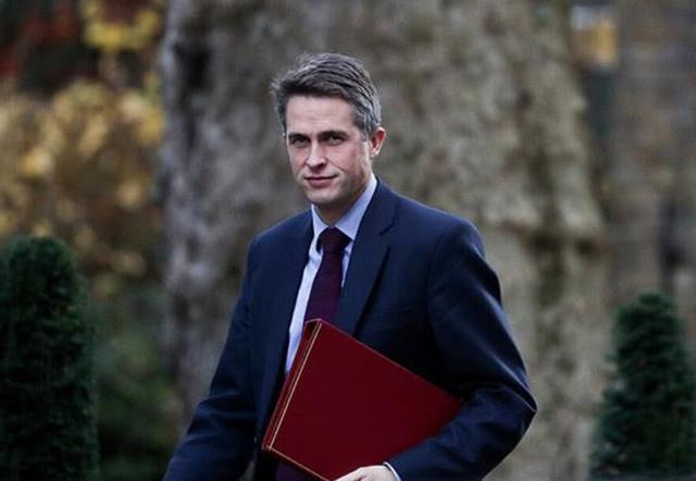 英国在“玩火”！无理叫嚣中俄罔顾国际法，放言将派航母闯南海！ 