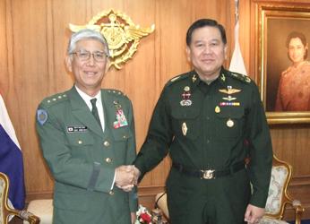 泰国军衔为何左右肩章不对称？他们的制服体系也很复杂，但很漂亮