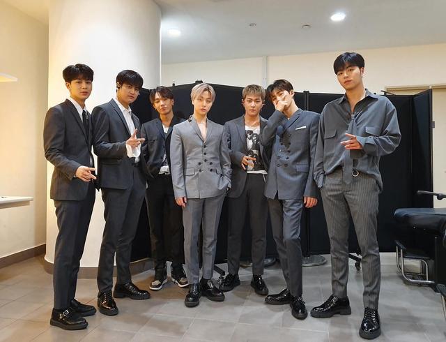 「iKON」「分享」190222 全员帅气灰色套装！实力演绎“好看的孩子旁边还是好看的孩子”！