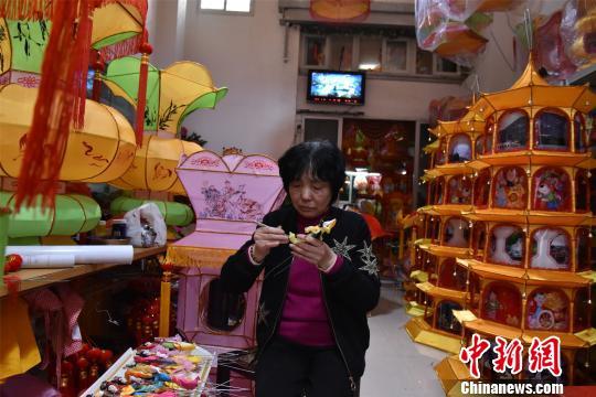 传统手工艺作品新春走俏 福建泉州艺人忙赶制