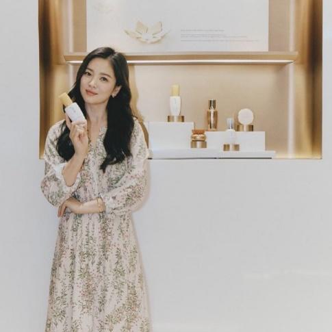 宋慧乔不理离婚谣言！罕见波浪长发新造型现身美炸了，18岁仙女？