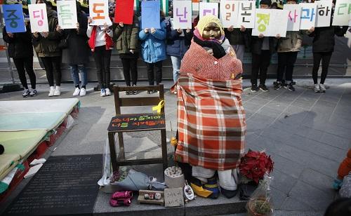 韩“慰安妇”权益活动代表人去世 抗议民众包围日本驻韩使馆