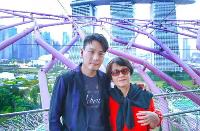 张信哲新年陪爸妈同游新加坡，爸妈爱吃榴莲无奈让自己捏鼻子