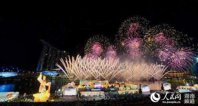 浏阳艺术焰火助兴“春到河畔” 庆祝新加坡开埠200周年