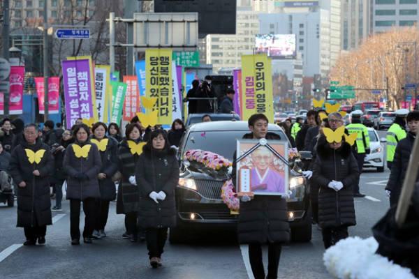 韩送别去世“慰安妇” 日本嫌吵