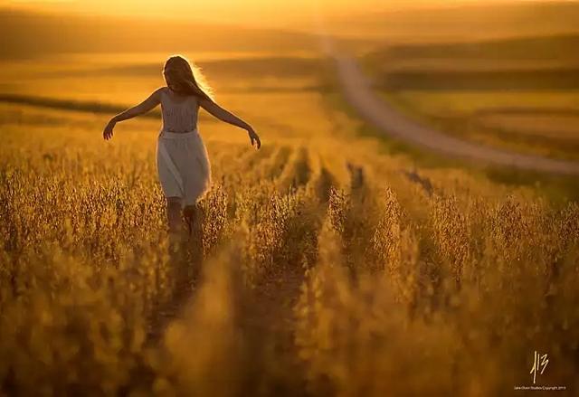 别人的18岁：新加坡女学生不仅A水准成绩获6特优，如今还出书了！