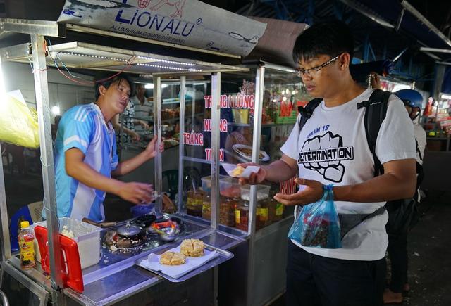 富国岛遇新加坡人，被两吃货带去逛夜市，见识最简单粗暴海鲜烧烤