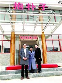 寄养女童47年后回乡报恩扶贫