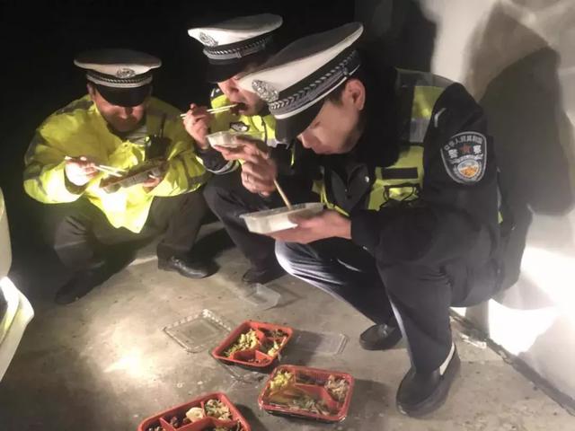 警察在响水爆炸现场与生死较量，有人却在网上散布谣言！